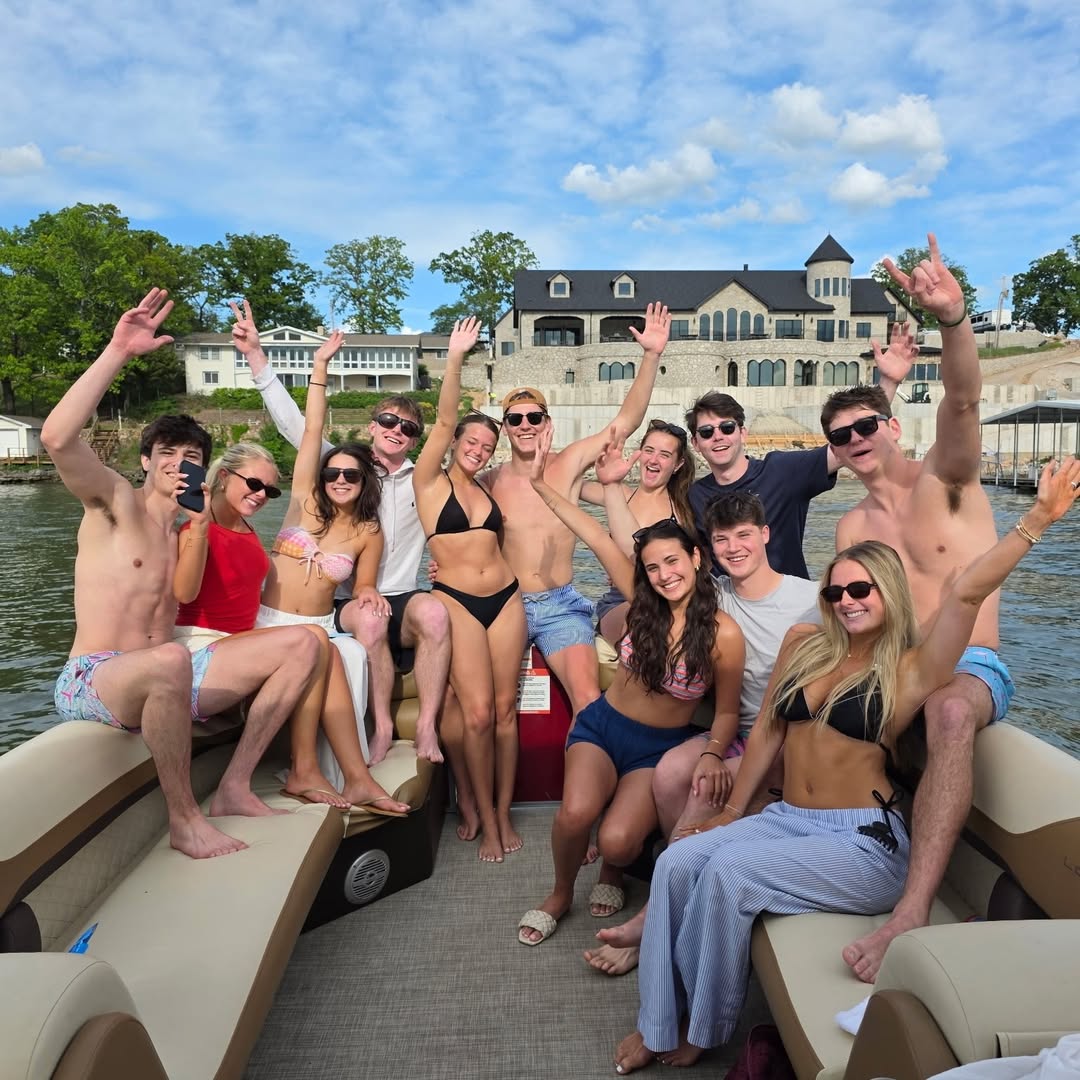 College group enjoying a tritoon rental at Lake of the Ozarks during a fraternity and sorority lake day trip